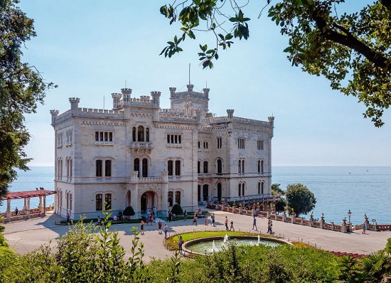 Schloss Miramare© Pablo Debat - Fotolia